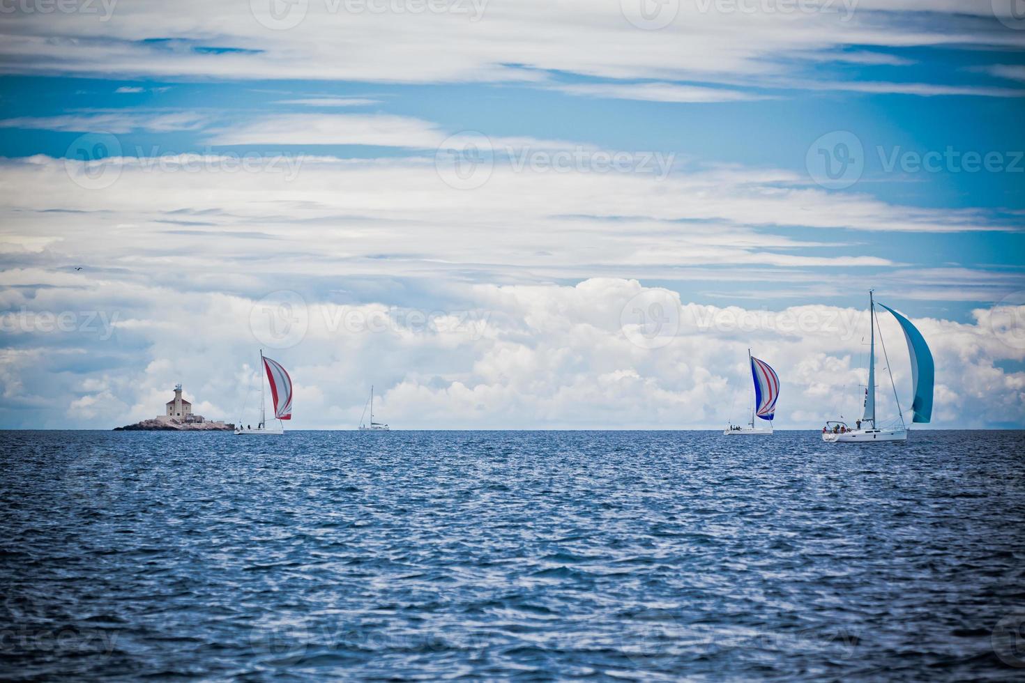 regata de yates en el mar adriático en tiempo ventoso. foto