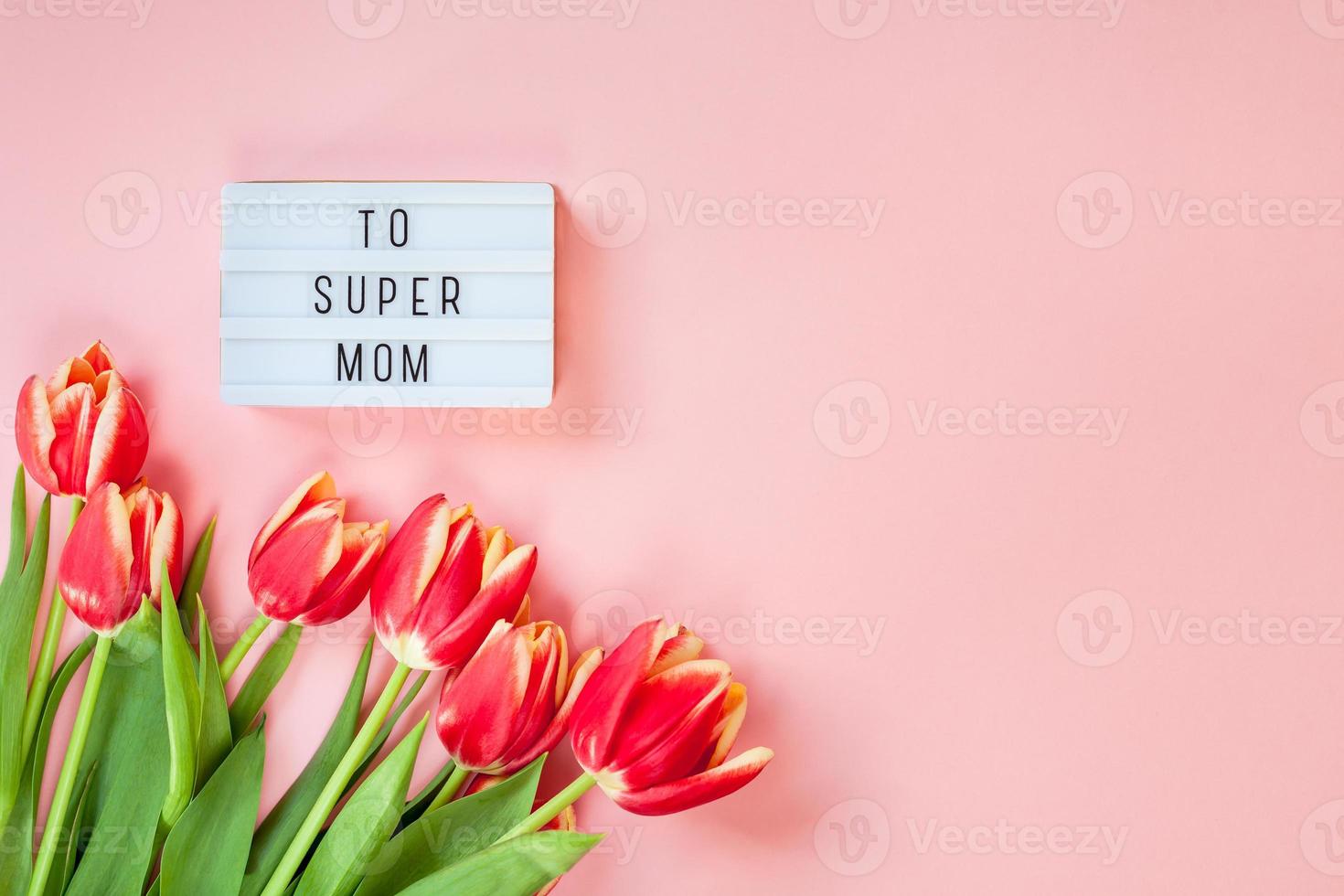 tarjeta de felicitación del día de la madre con flores de tulipán rojo foto