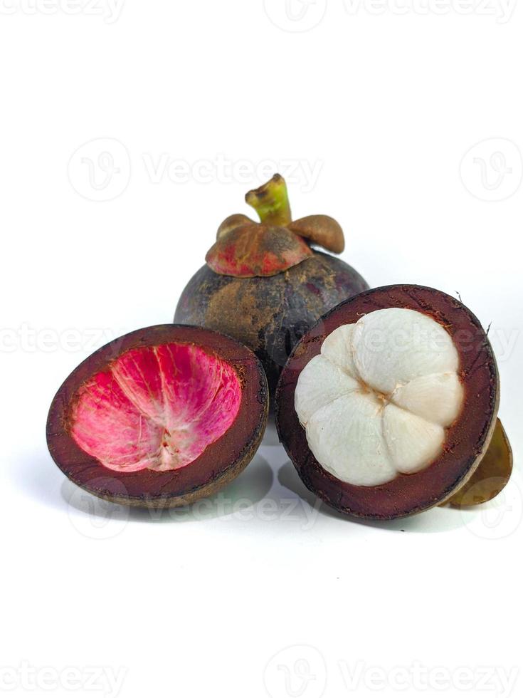 mangostán y sección transversal que muestra la gruesa piel morada y la carne blanca de la reina de las frutas, sobre fondo blanco foto