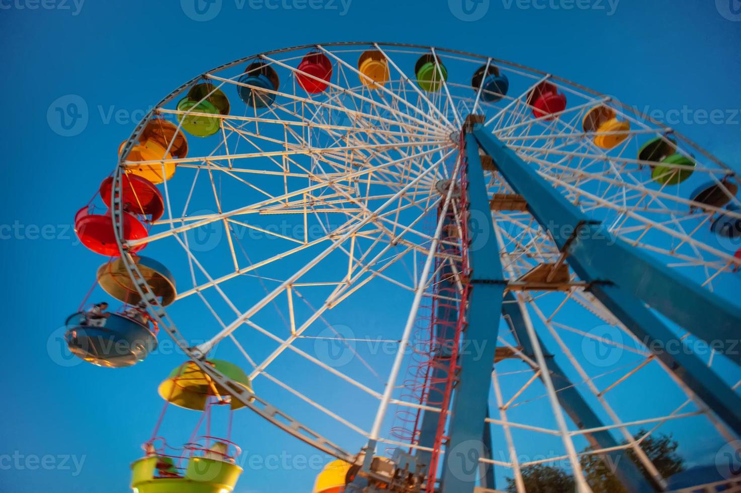 una noria de atracción en el parque de atracciones por la noche foto