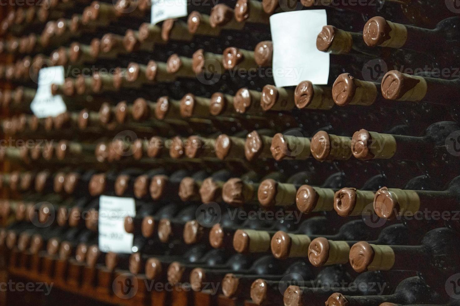 un primer plano de una bodega de vinos. concepto de vinificación foto