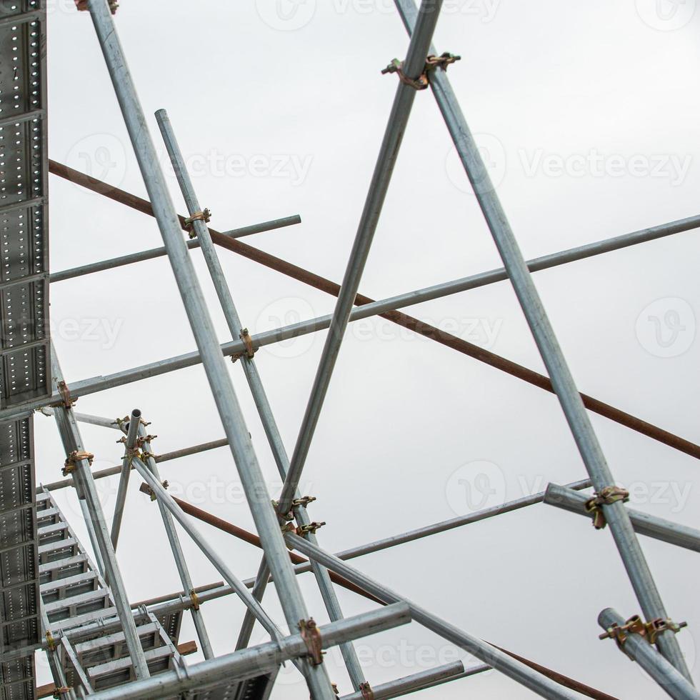 una estructura de andamios en el sitio de construcción foto