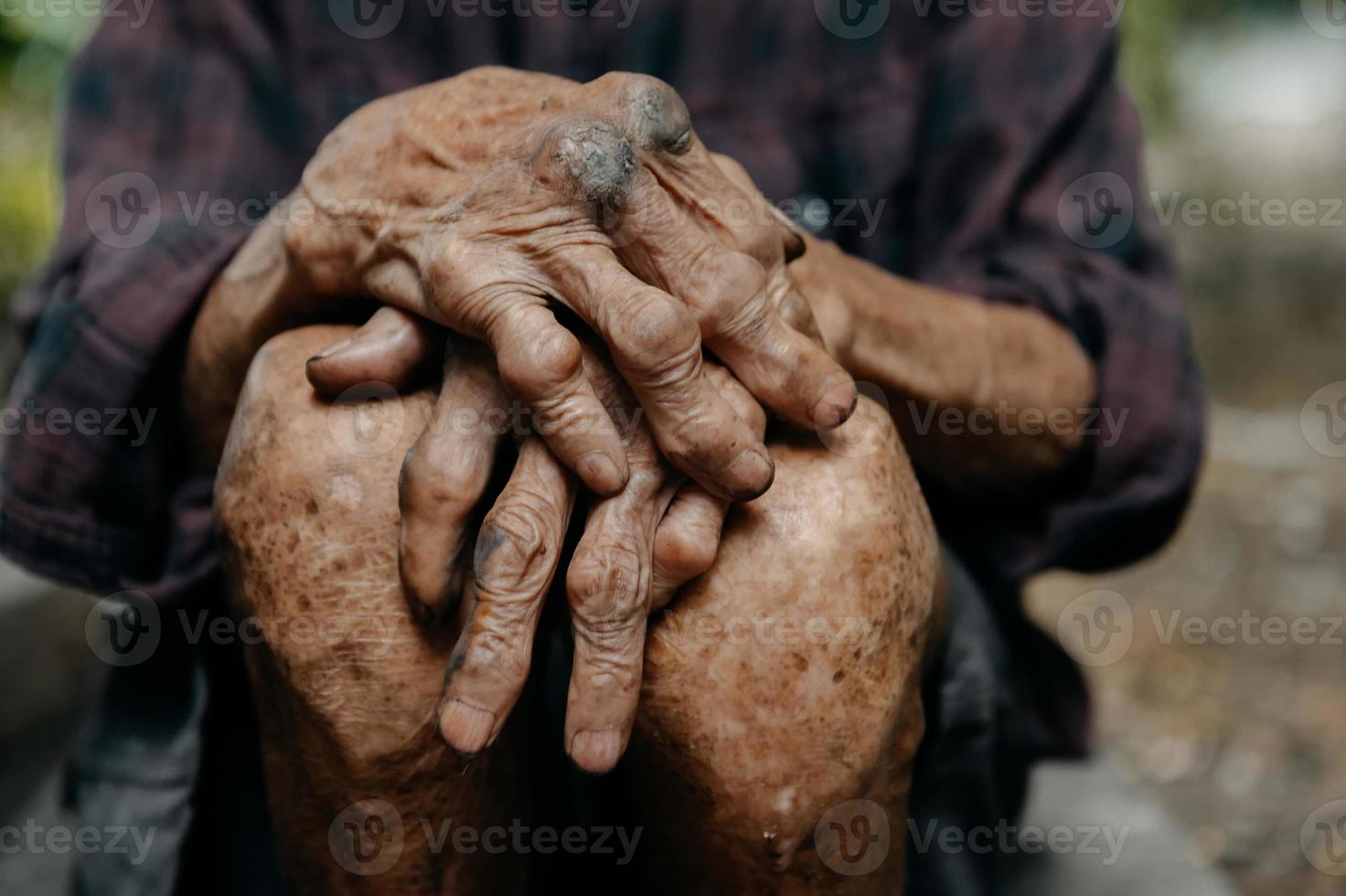 primer plano de las manos arrugadas masculinas, el anciano lleva puesto foto