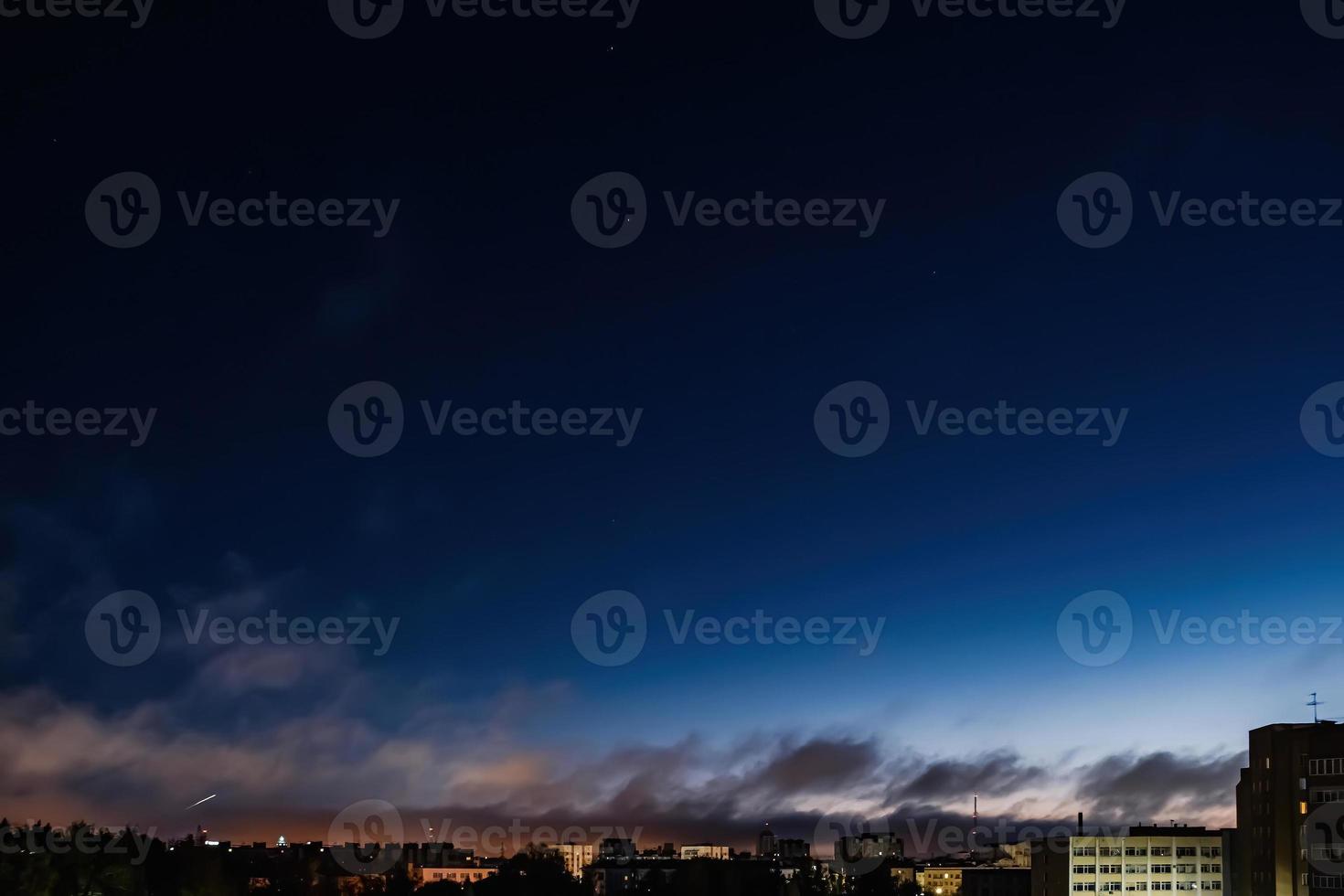 lanzamiento del cohete espacial soyuz. medusas espaciales en el cielo. penacho de gases de cohetes en el sol al amanecer. foto