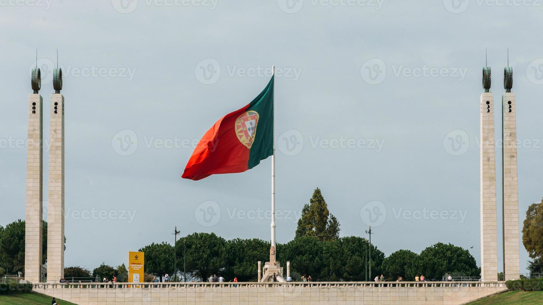 bandera de portugal en el parque eduardo vii yuxtapuesta contra un avión perteneciente a tap portugal foto