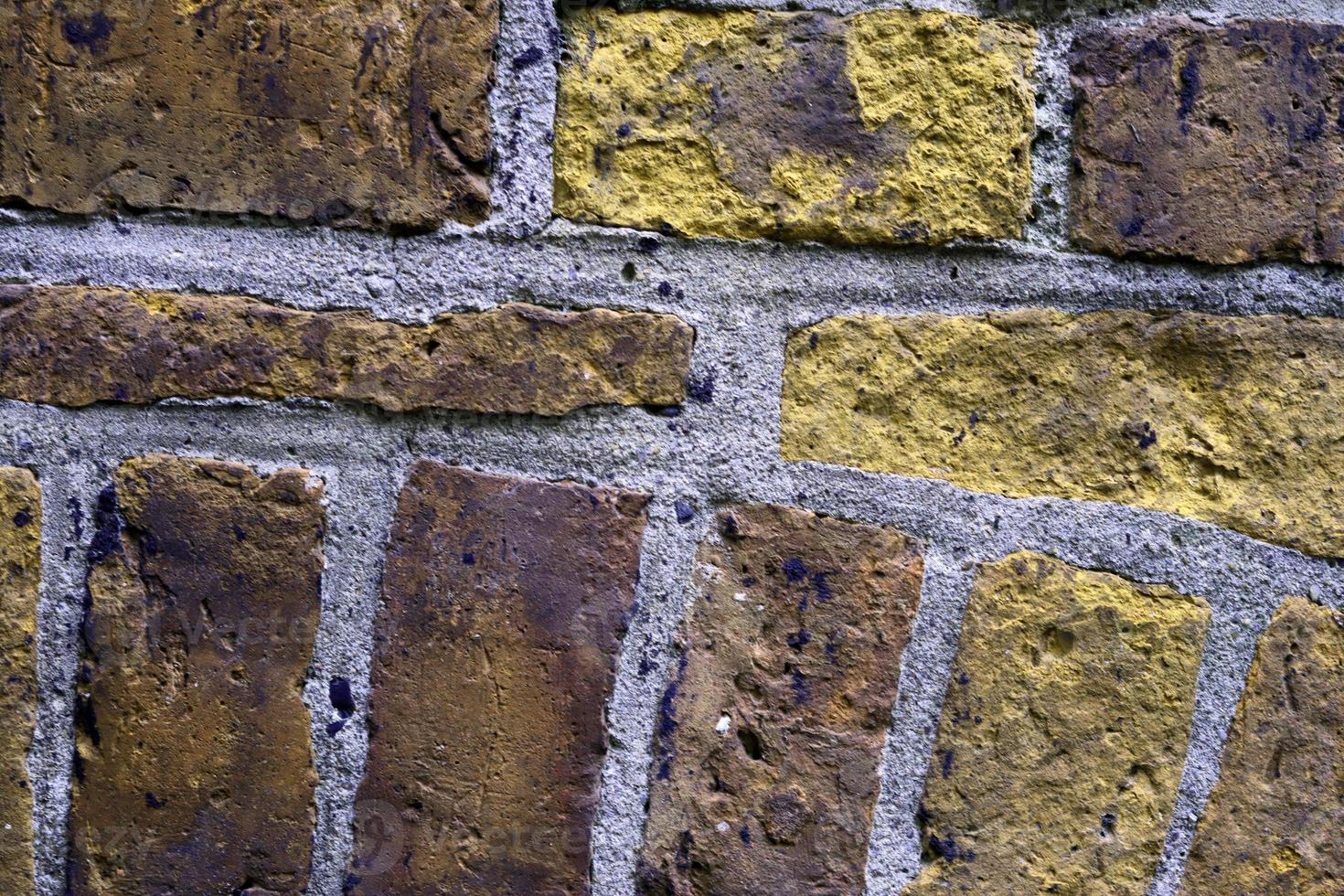 vista detallada en una textura de pared de ladrillo vieja y desgastada como fondo panorámico. foto