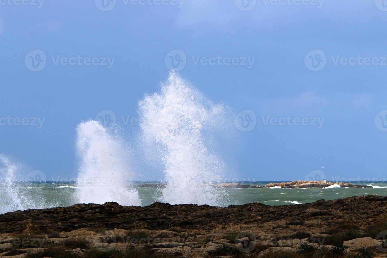 costa del mar mediterráneo en el norte del estado de israel. foto