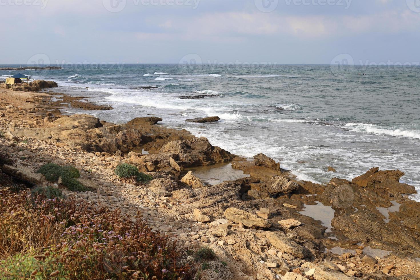 costa del mar mediterráneo en el norte del estado de israel. foto