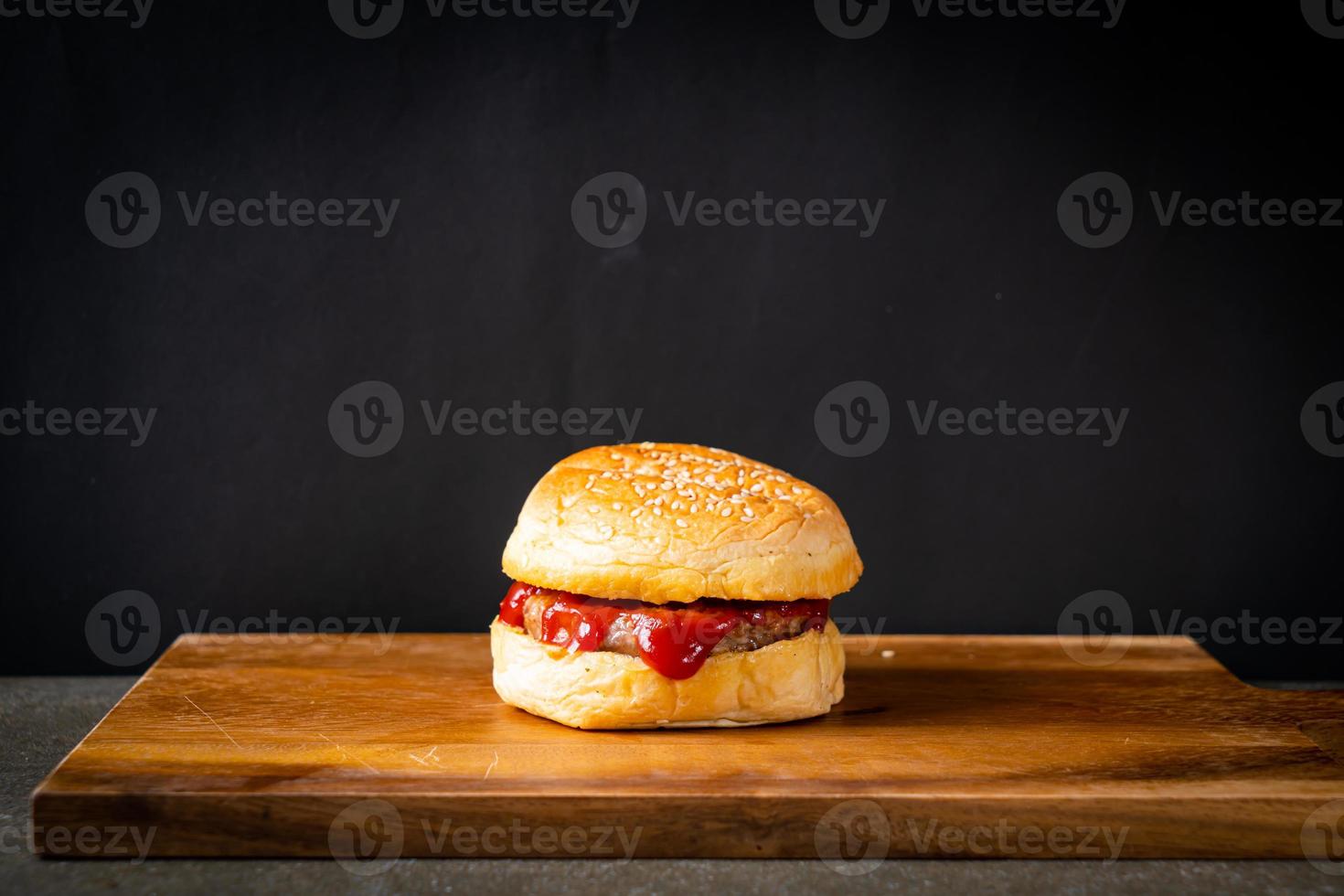 Hamburguesa clásica de cerdo con ketchup foto