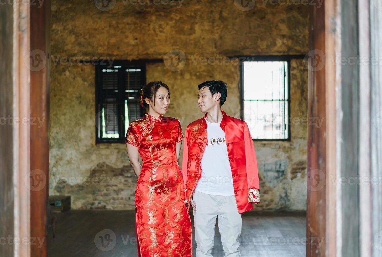 feliz joven pareja asiática en vestidos tradicionales chinos foto