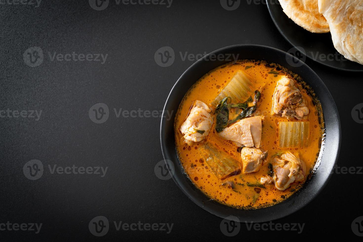 sopa de pollo al curry con roti foto