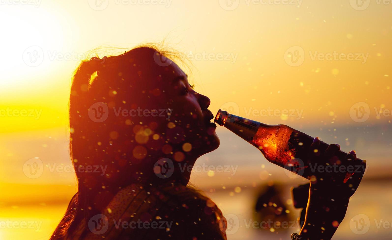 mujer bebiendo cerveza vaso de cerveza celebra bebidas de cerveza de colores suaves, amistades, reuniones, junto al mar, días relajantes y comiendo y bebiendo. idea de celebración con espacio de copia foto