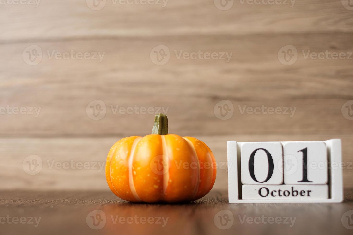 feliz día de halloween con calabaza y calendario del 1 de octubre. truco o amenaza, hola octubre, otoño otoño, festivo, fiesta y concepto de vacaciones foto