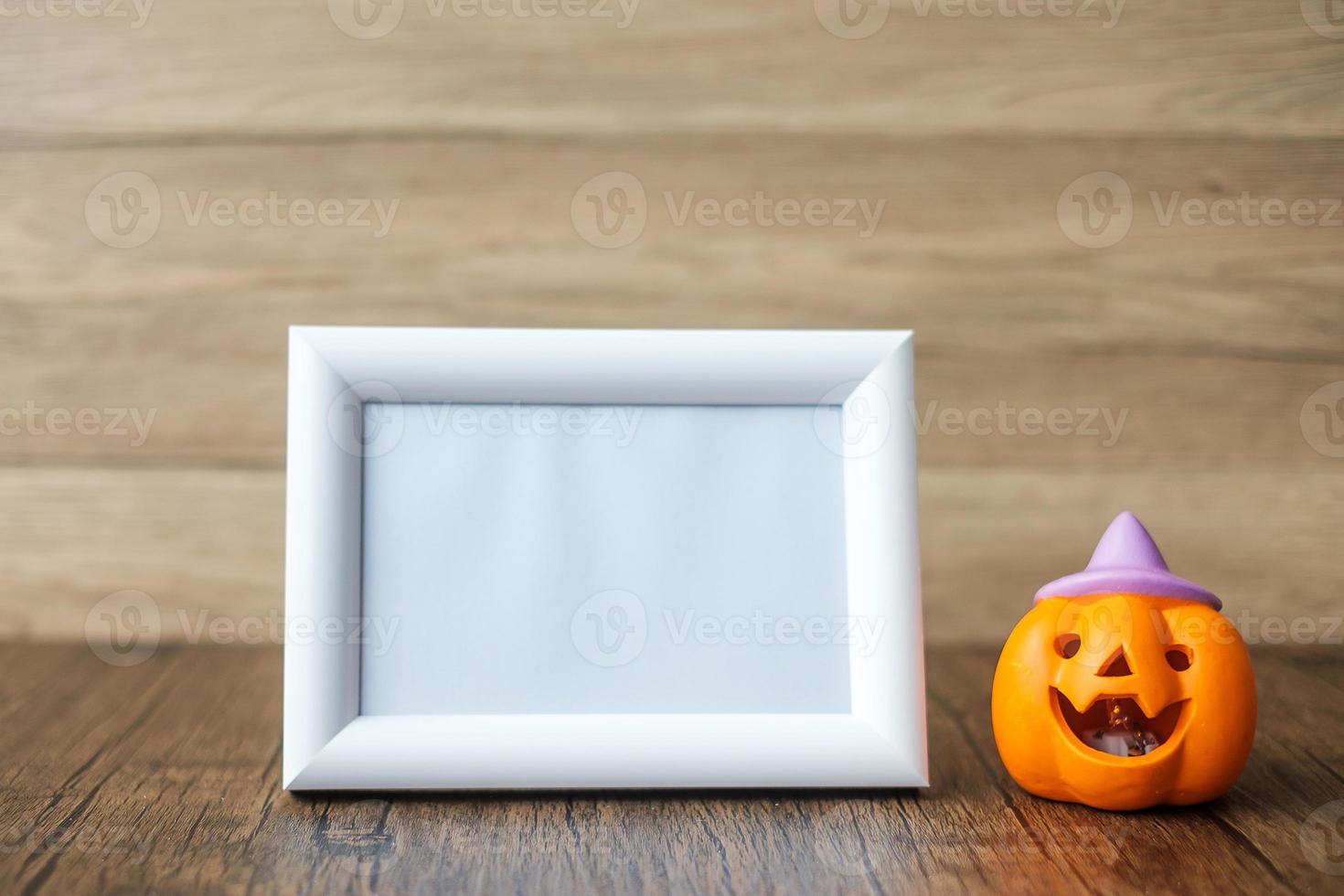 calabaza naranja en la mesa y el marco con espacio para copiar texto. feliz día de halloween, hola octubre, temporada de otoño, concepto festivo, fiesta y vacaciones foto