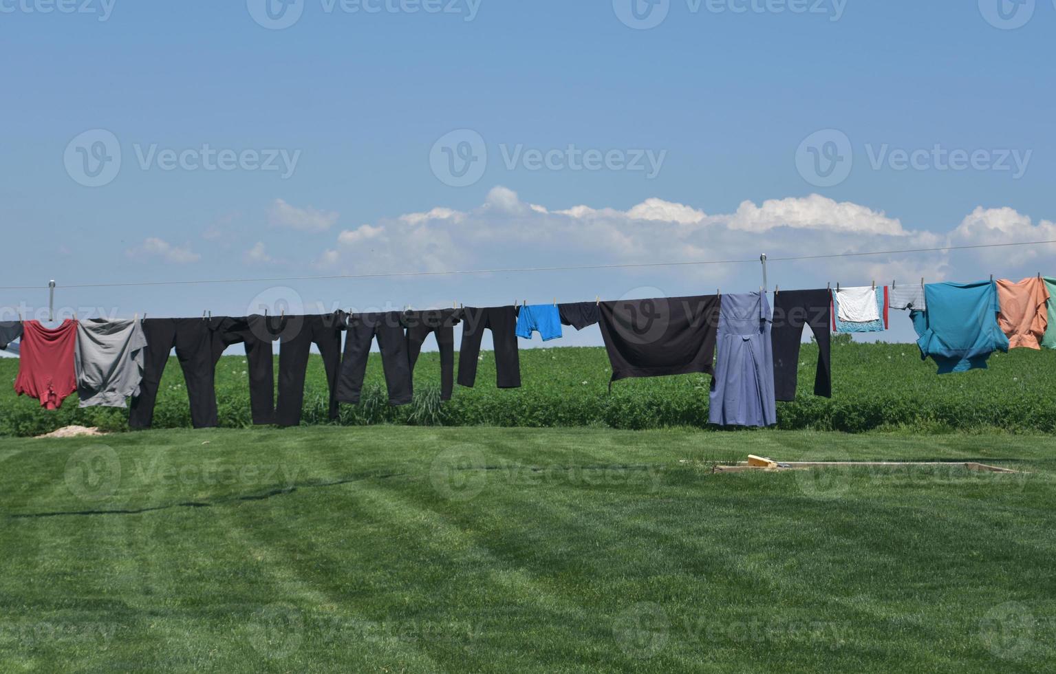 Tendedero con ropa menonita colgando para secar foto