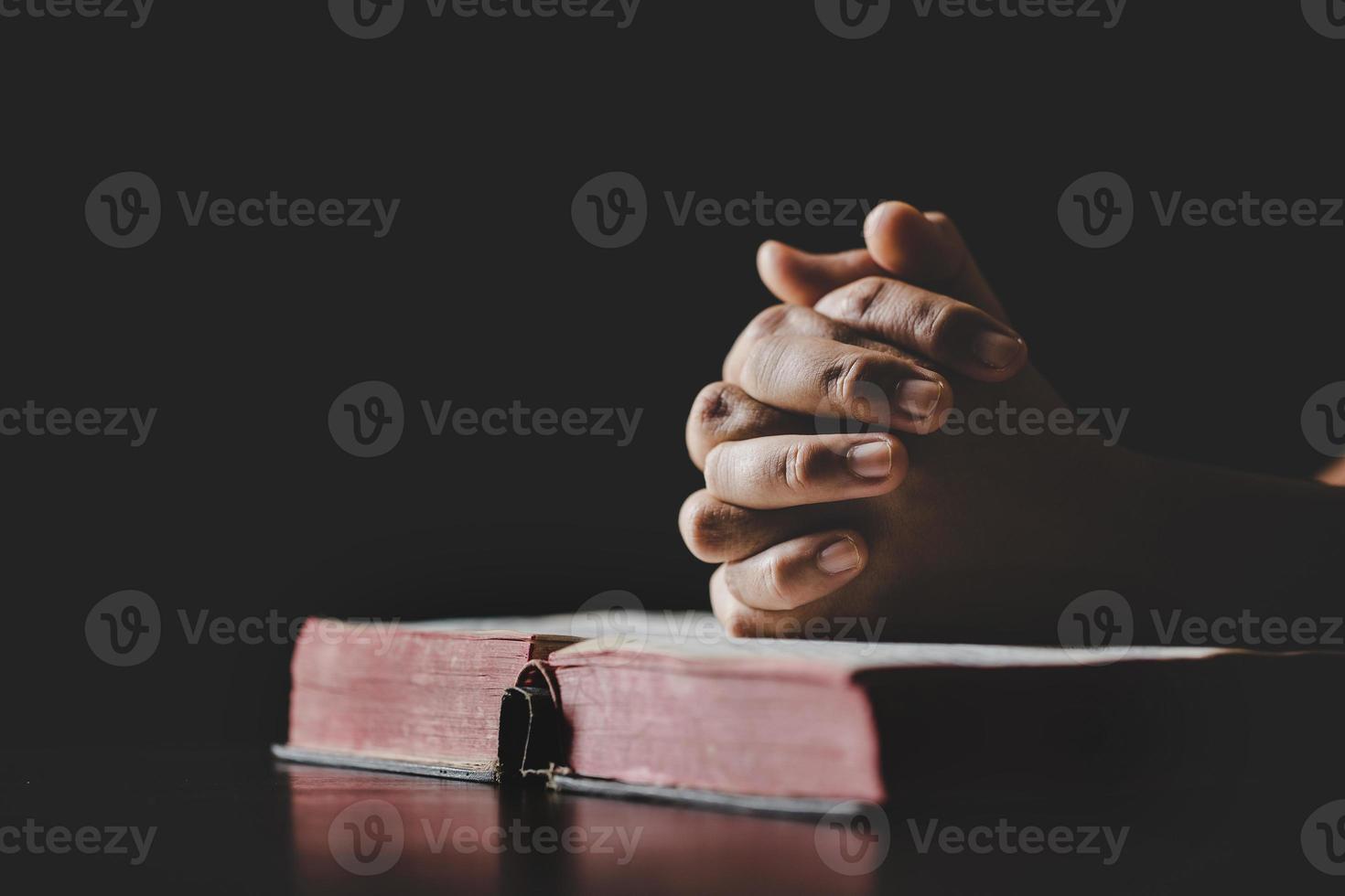 mujer joven persona mano sosteniendo la sagrada biblia con estudio en casa. libro de lectura cristiana femenina adulta en la iglesia. niña aprendiendo religión espiritualidad con oración a dios. concepto de fe en la educación de los estudiantes. foto