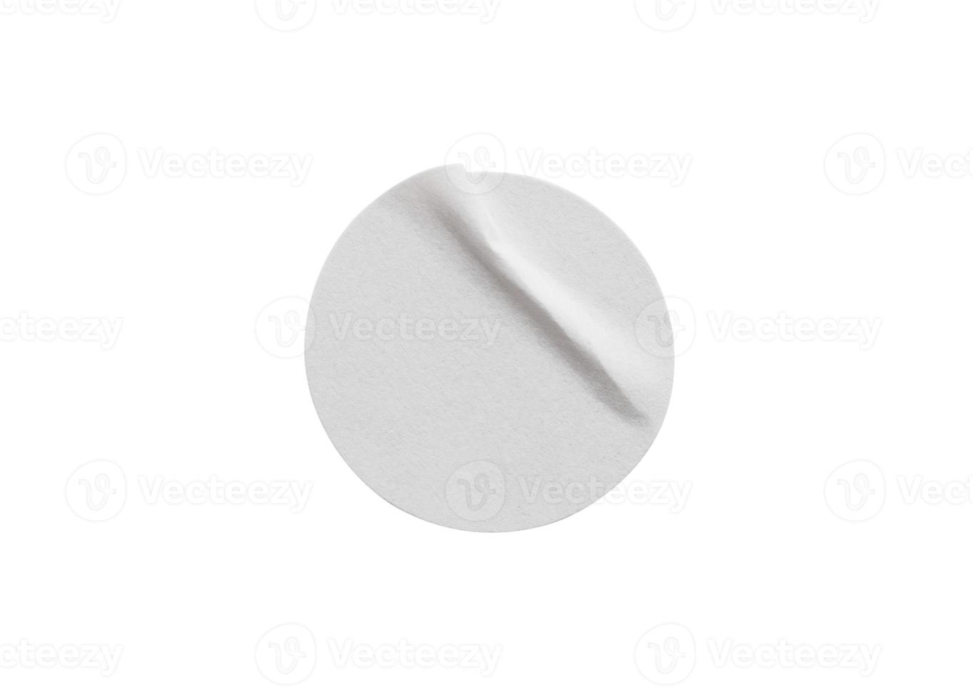 etiqueta adhesiva de papel redonda blanca en blanco aislada en fondo blanco con trazado de recorte foto