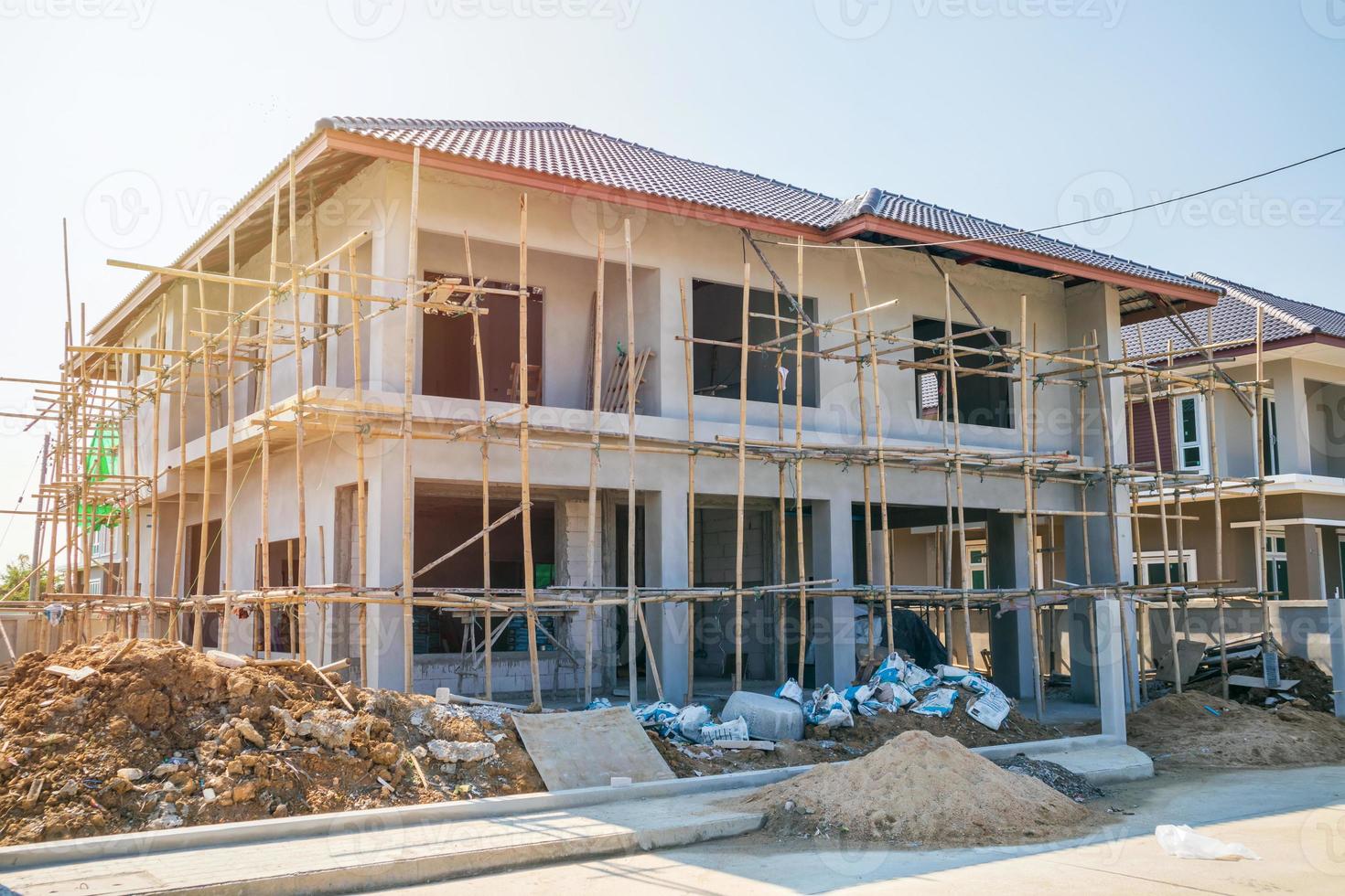 nueva casa residencial edificio de estilo contemporáneo en progreso en el sitio de construcción foto