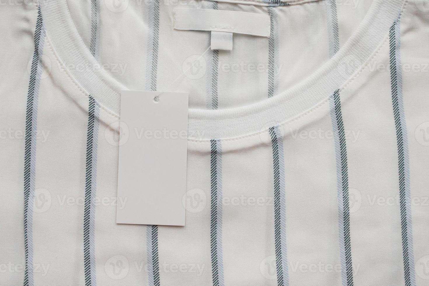 etiqueta de ropa blanca en blanco en una camisa nueva foto