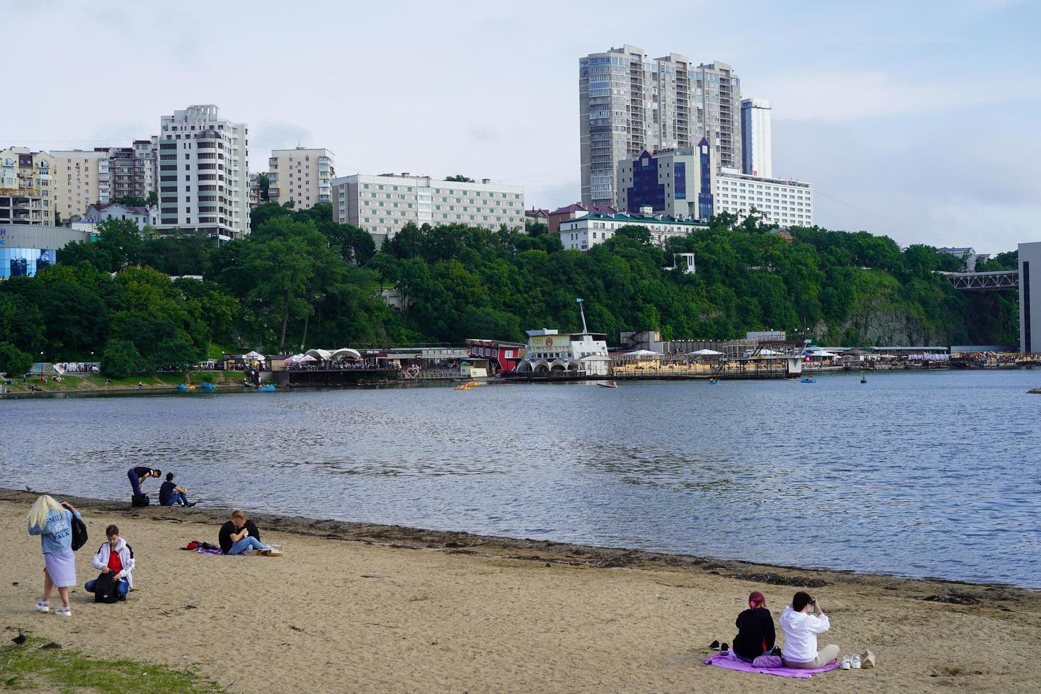vladivostok, rusia-6 de julio de 2020 paisaje urbano con vistas a la playa de arena. foto