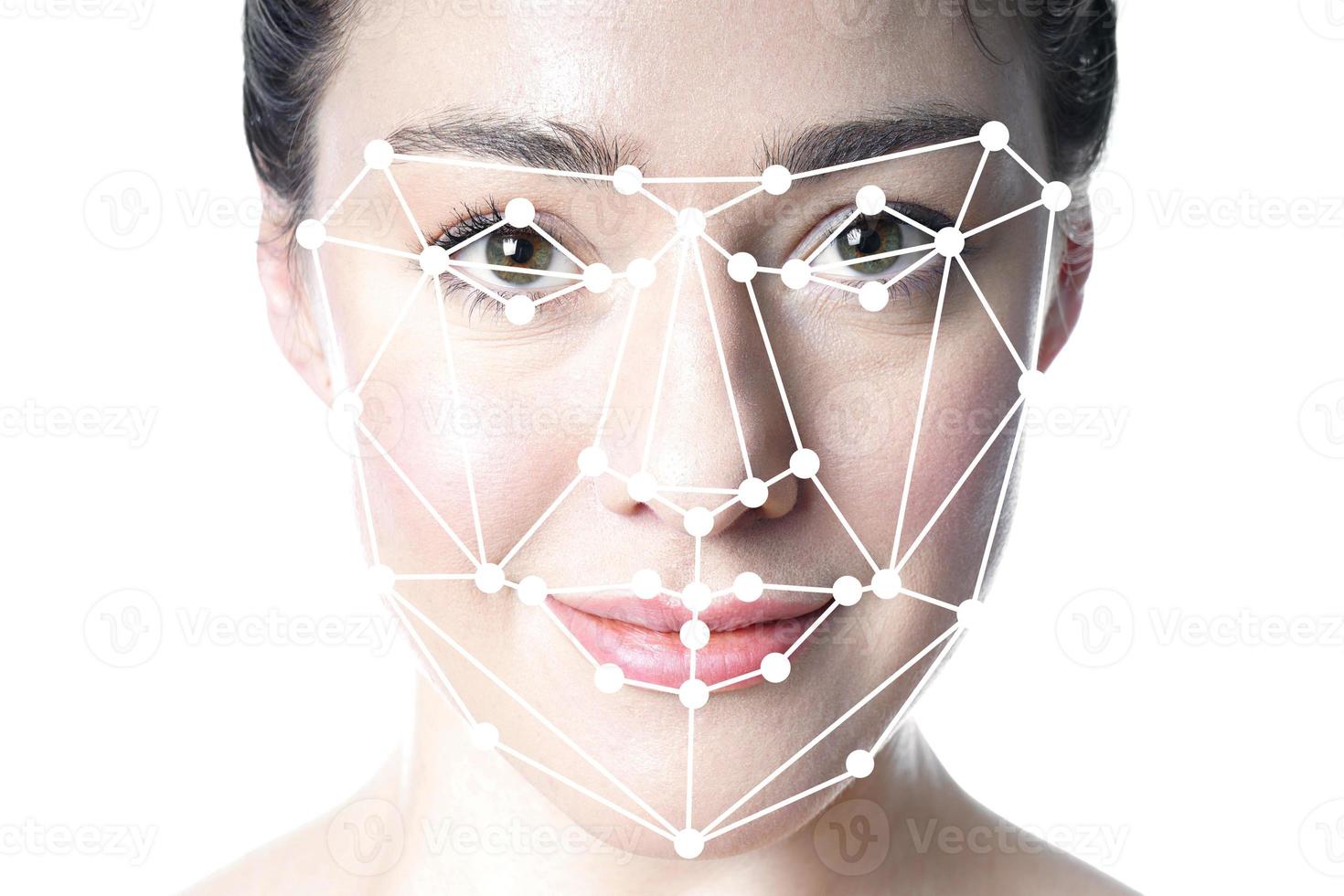 superposición de cuadrícula de detección facial o reconocimiento facial en la cara de la mujer foto