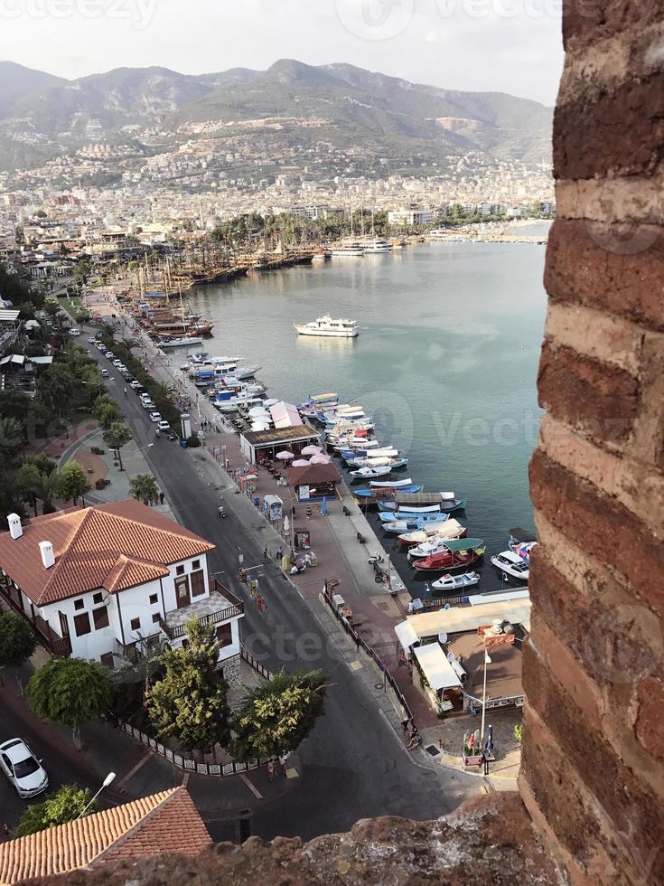 ciudad vieja, alanya, turquía. vista desde la torre foto