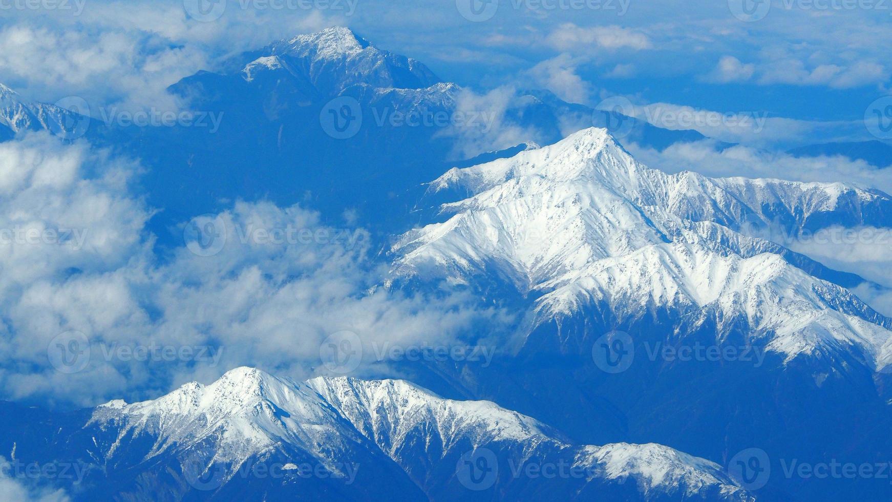 imágenes en ángulo de vista superior de colinas nevadas alrededor de la montaña fuji foto