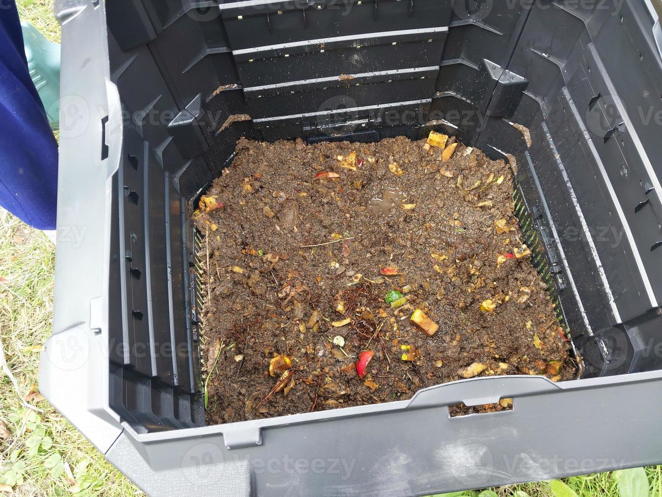 depósito de plástico para la producción y almacenamiento de compost en el jardín foto