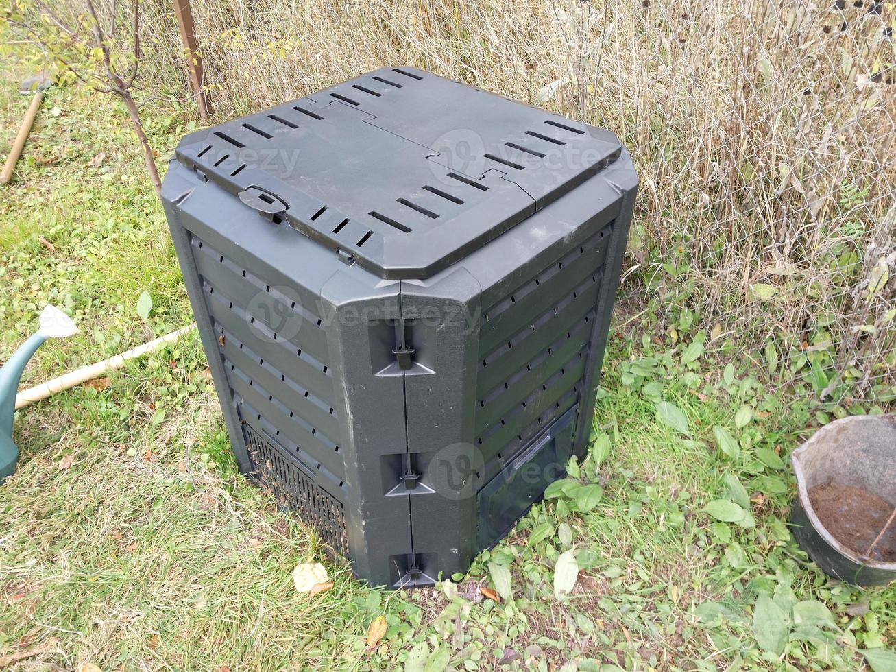 depósito de plástico para la producción y almacenamiento de compost en el jardín foto