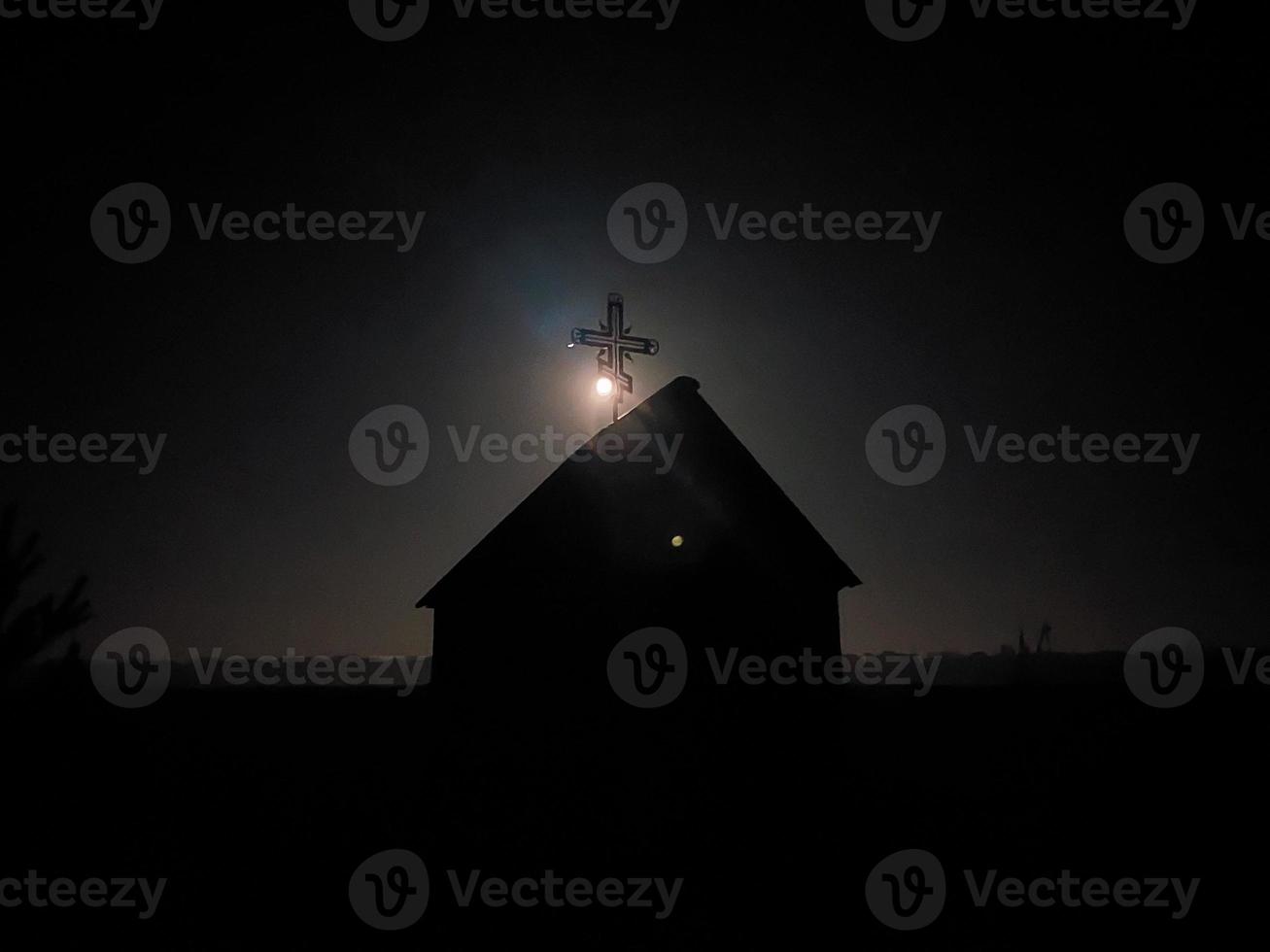 iglesia ortodoxa en la noche de luna llena foto