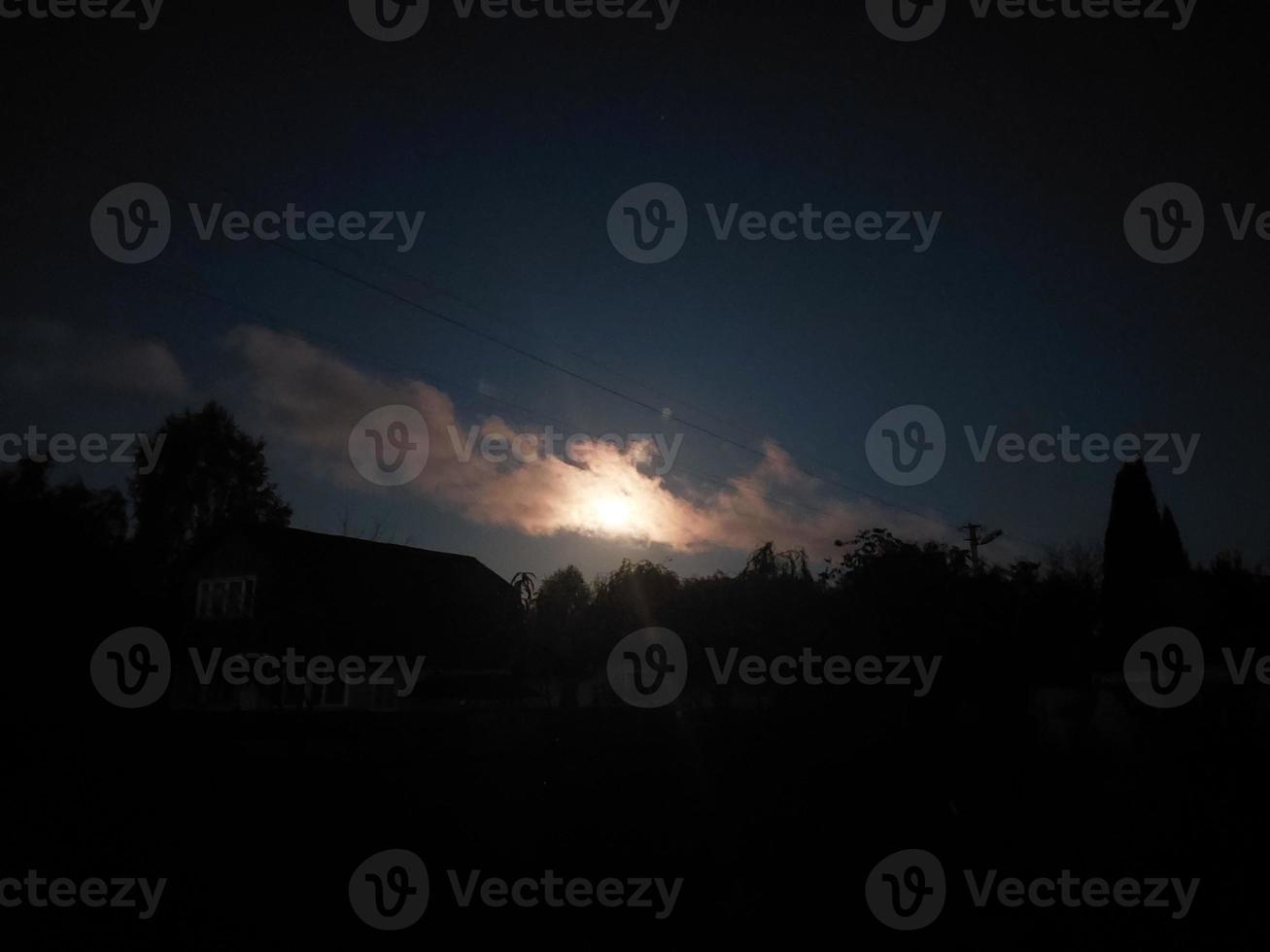 noche de luna llena en el pueblo foto