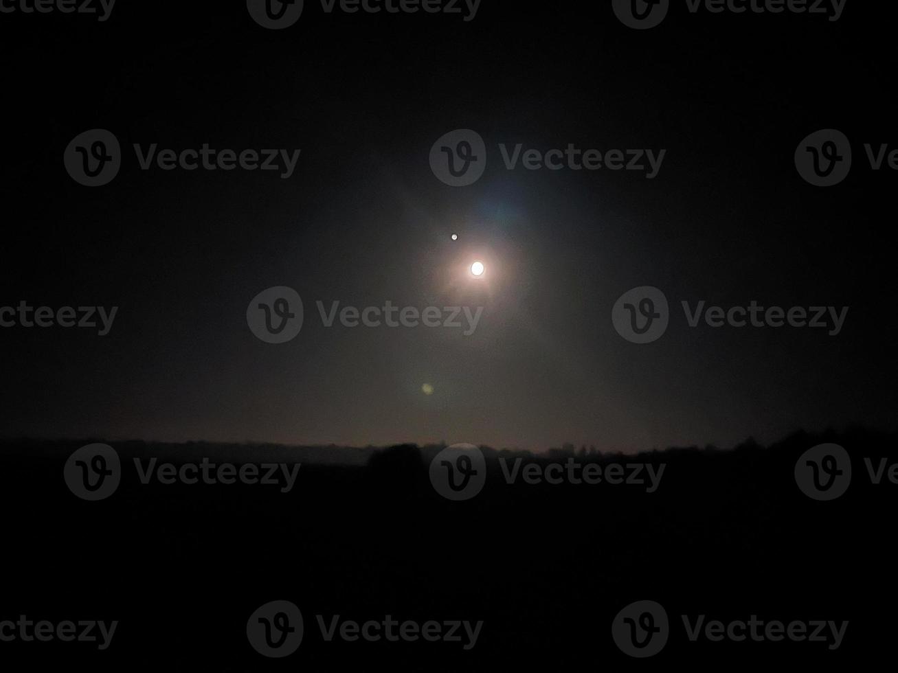 noche de luna llena en el pueblo foto