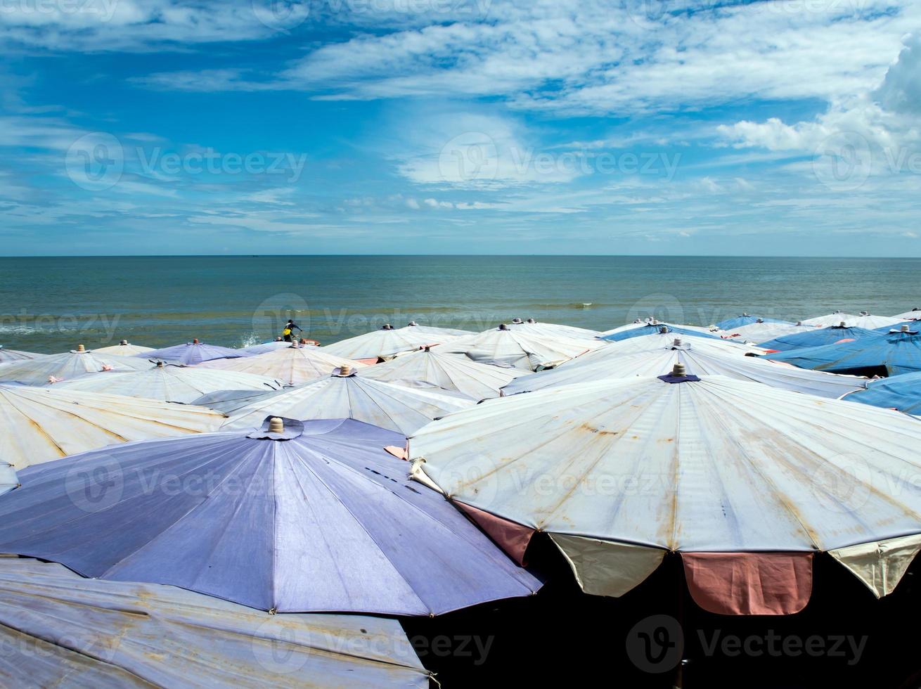 sombrilla grande abarrotada a lo largo de la playa de cha-am foto