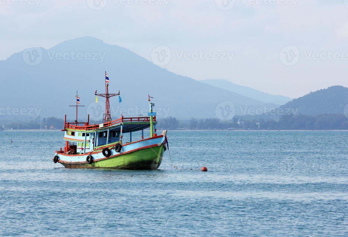barco de pesca en el mar de tailandia foto