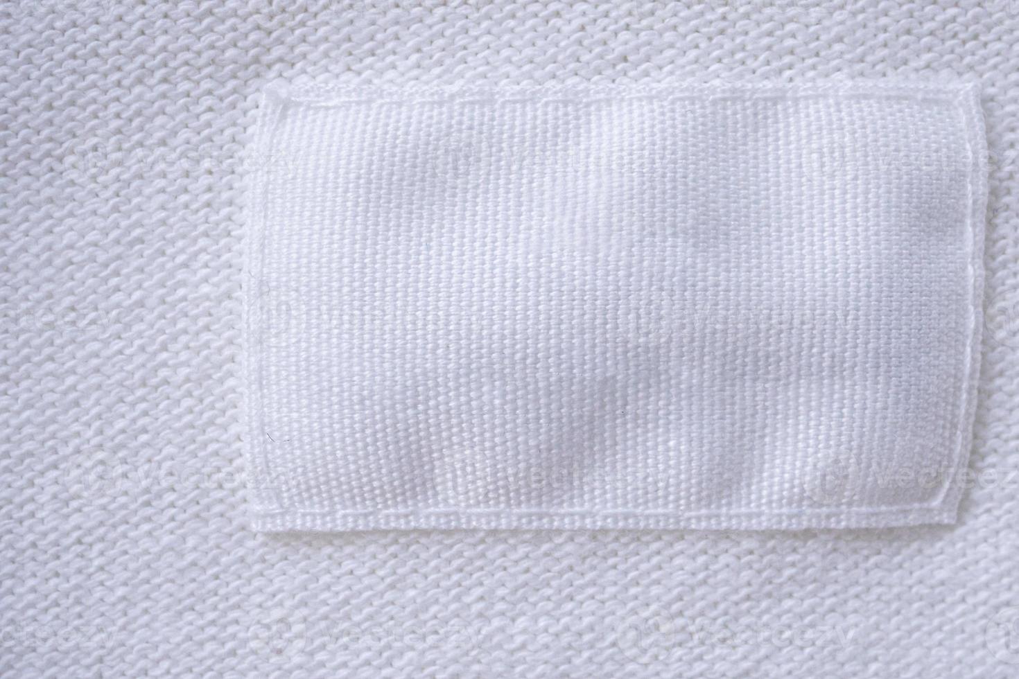 etiqueta de ropa blanca en blanco sobre fondo de camisa nueva foto
