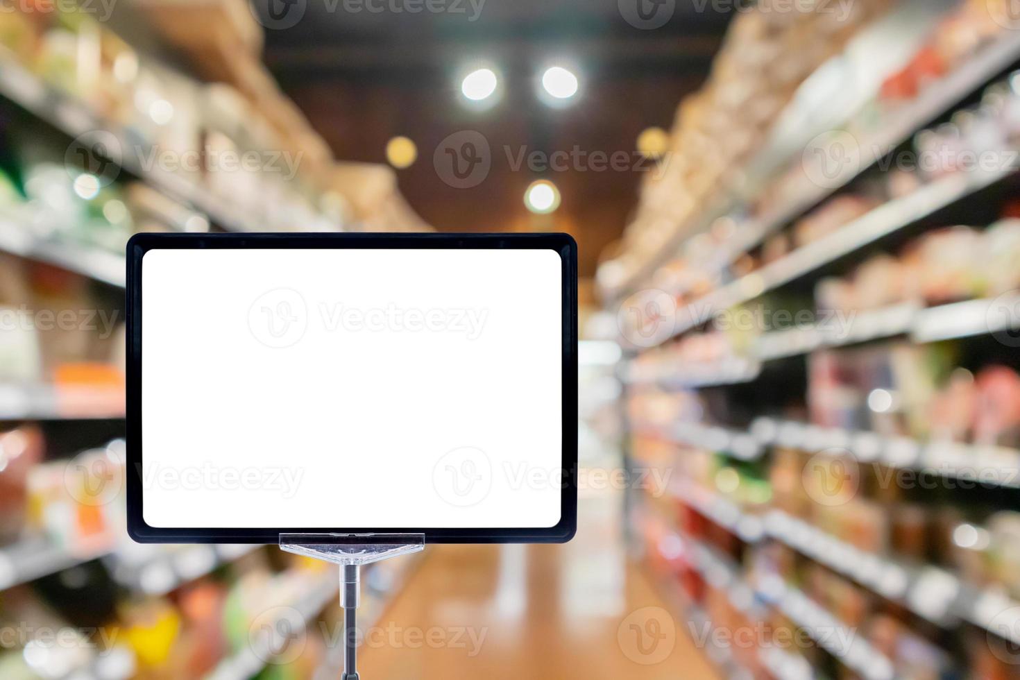 maqueta de cartel de tablero de precios en blanco con fondo abstracto de pasillo de supermercado foto