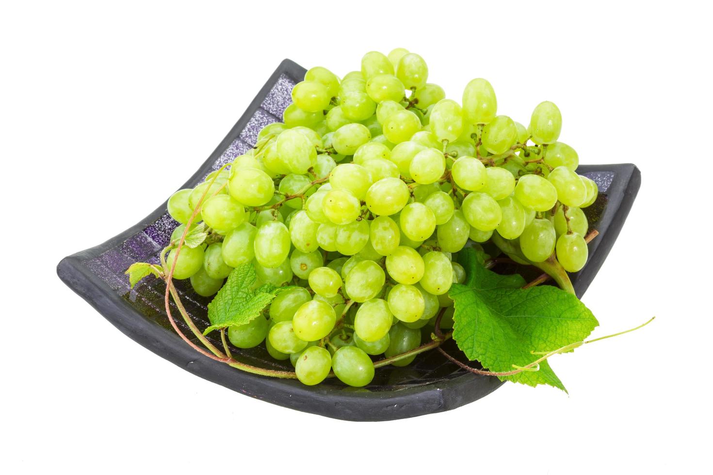 uva verde sobre blanco foto