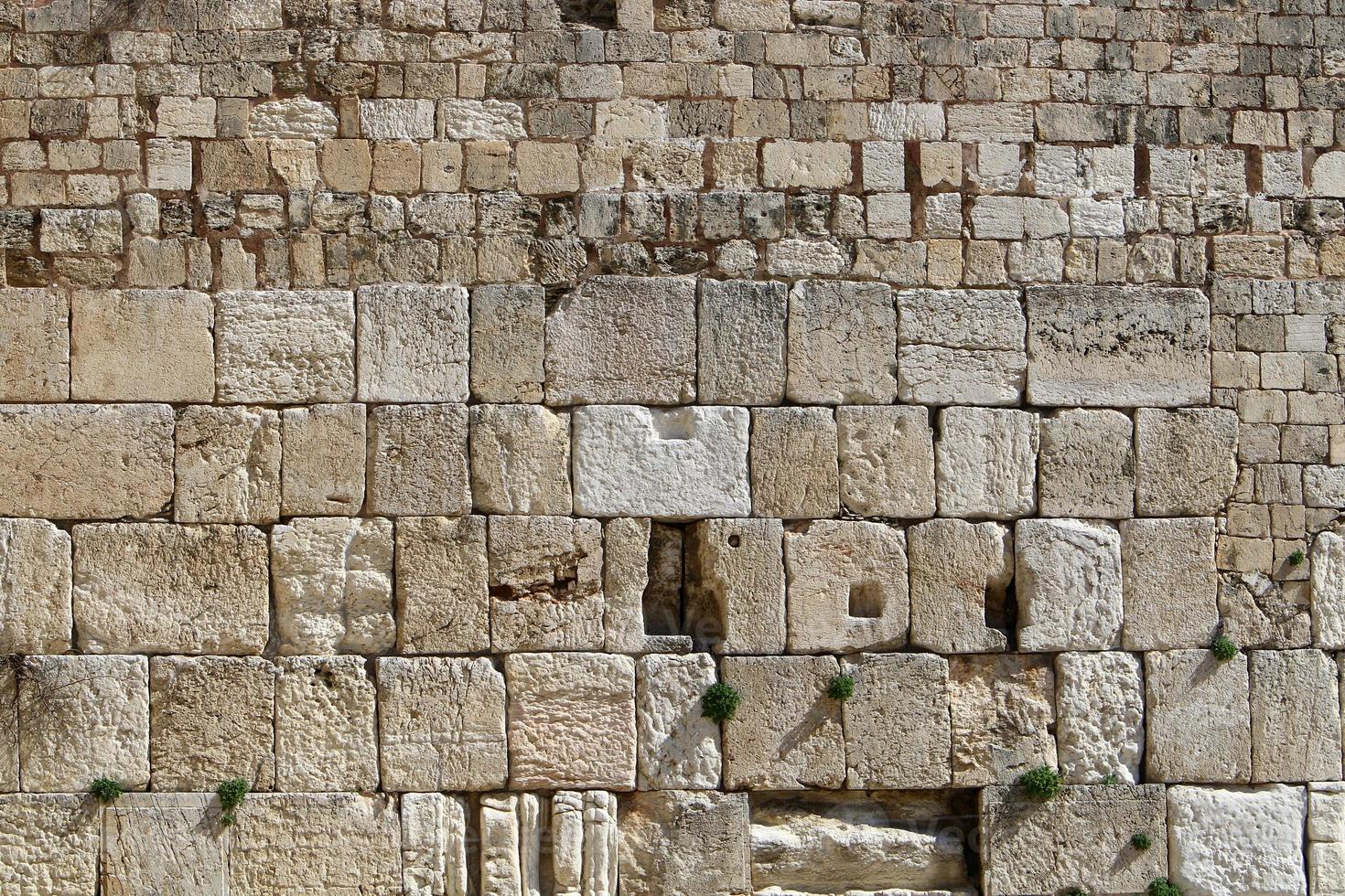 piedras del muro de los lamentos en el monte del templo en la ciudad vieja de jerusalén. foto