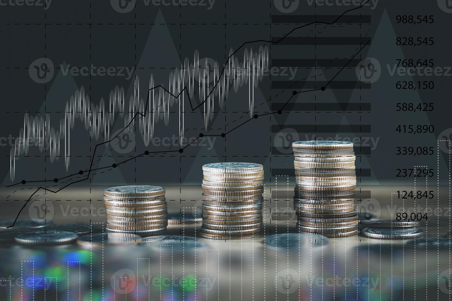 gráfico del mercado de valores financiero y concepto de filas de monedas filas de monedas alineadas hay un gráfico que muestra el crecimiento y los ahorros para planificar el gasto independiente foto