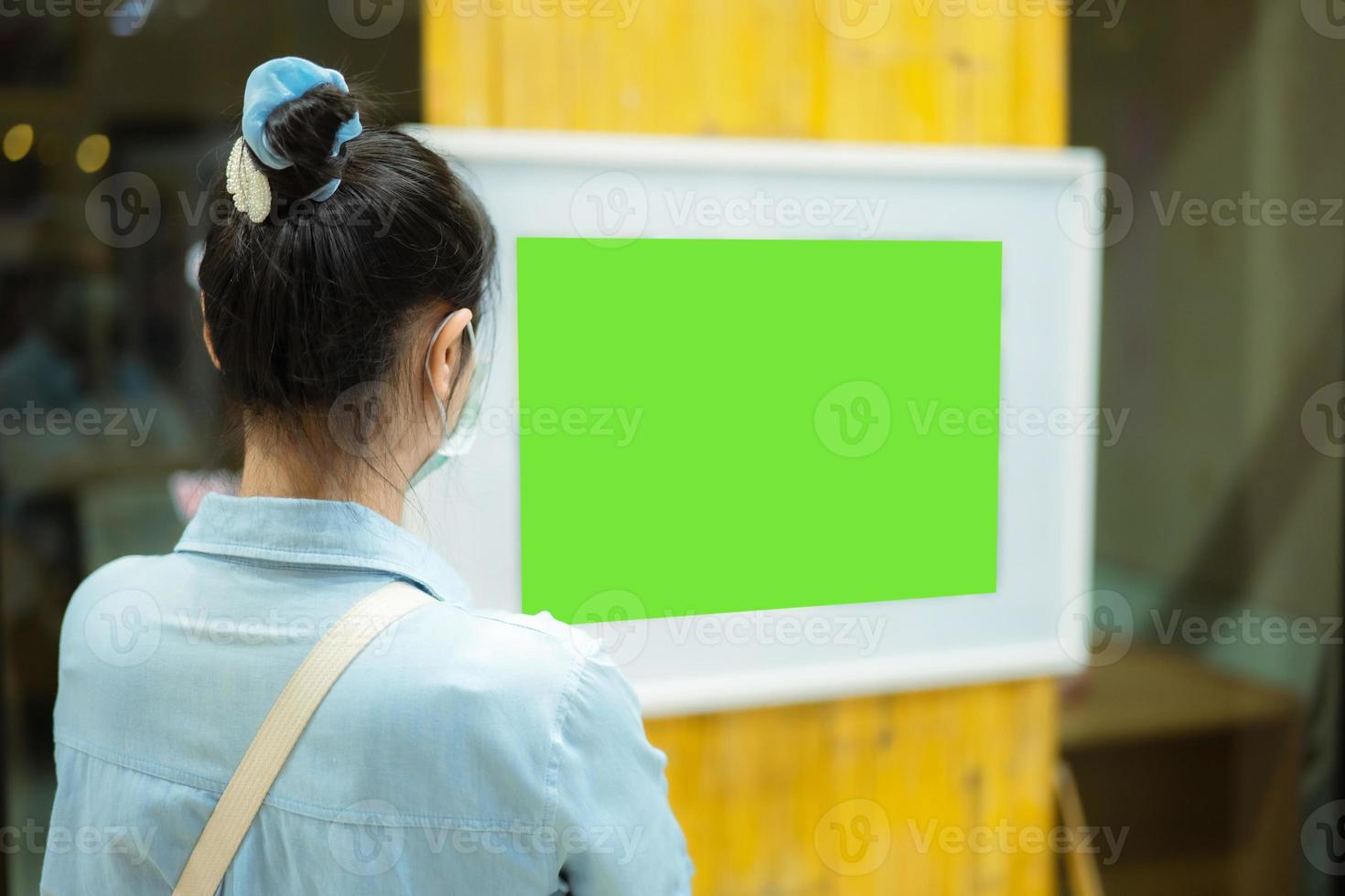 Asian women wearing masks turn their backs See the photos in the exhibition The picture has been cut into a green scene.