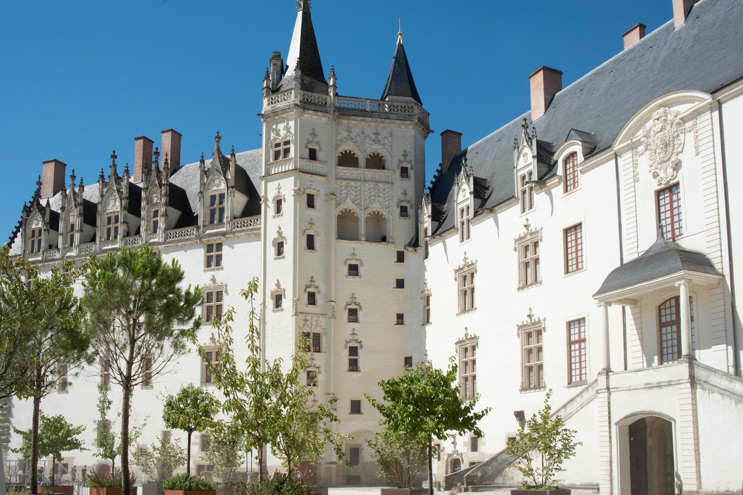 hermoso castillo en nantes, francia. edificio principal foto