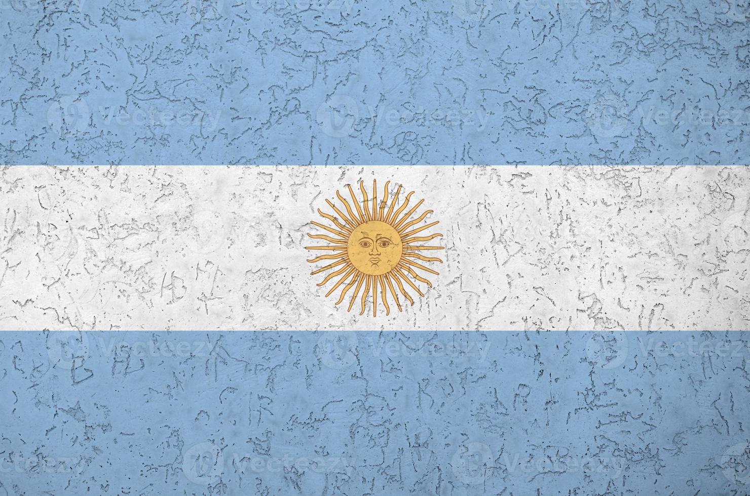bandera argentina representada en colores de pintura brillante en la antigua pared de yeso en relieve. banner texturizado sobre fondo áspero foto