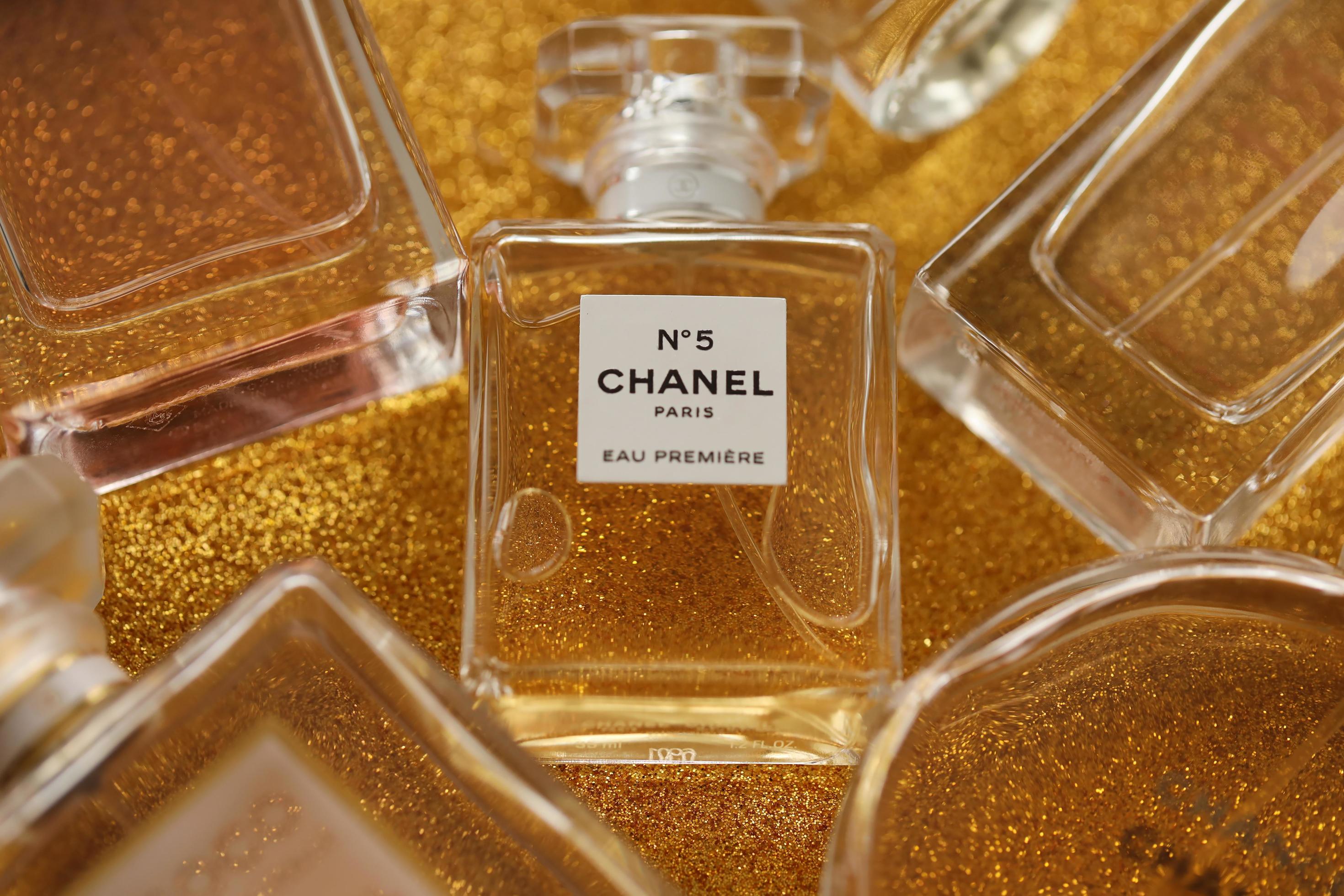 TERNOPIL, UKRAINE - SEPTEMBER 2, 2022 Chanel Number 5 Eau Premiere  worldwide famous french perfume bottle on shiny glitter background in green  colors 12297692 Stock Photo at Vecteezy