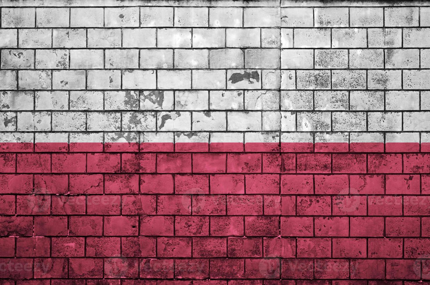 la bandera de polonia está pintada en una pared de ladrillo vieja foto