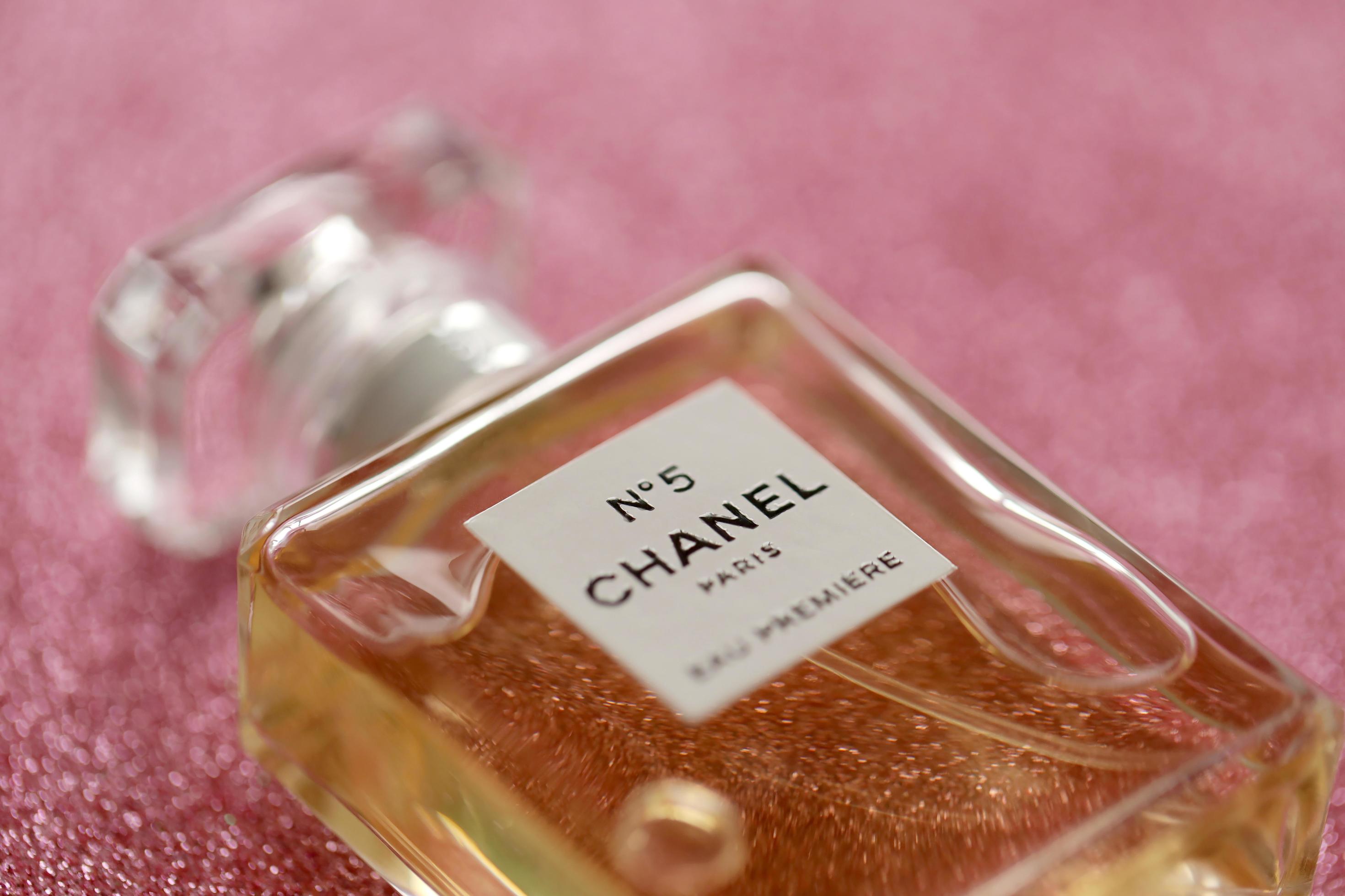 TERNOPIL, UKRAINE - SEPTEMBER 2, 2022 Chanel Number 5 Eau Premiere  worldwide famous french perfume bottle on shiny glitter background in  purple colors 12840934 Stock Photo at Vecteezy