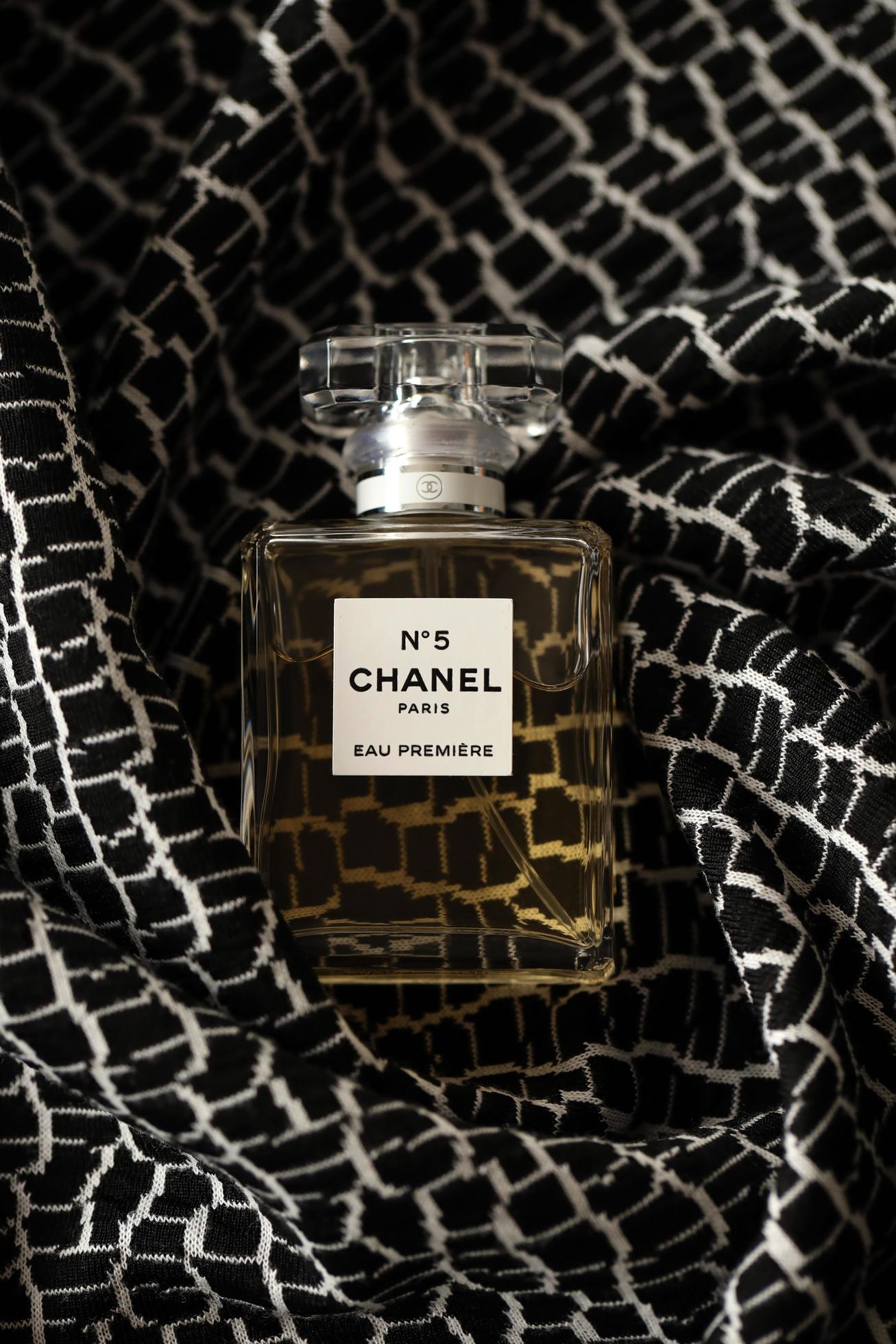 TERNOPIL, UKRAINE - SEPTEMBER 2, 2022 Chanel Number 5 Eau Premiere  worldwide famous french perfume bottle on monochrome plaid 12841138 Stock  Photo at Vecteezy
