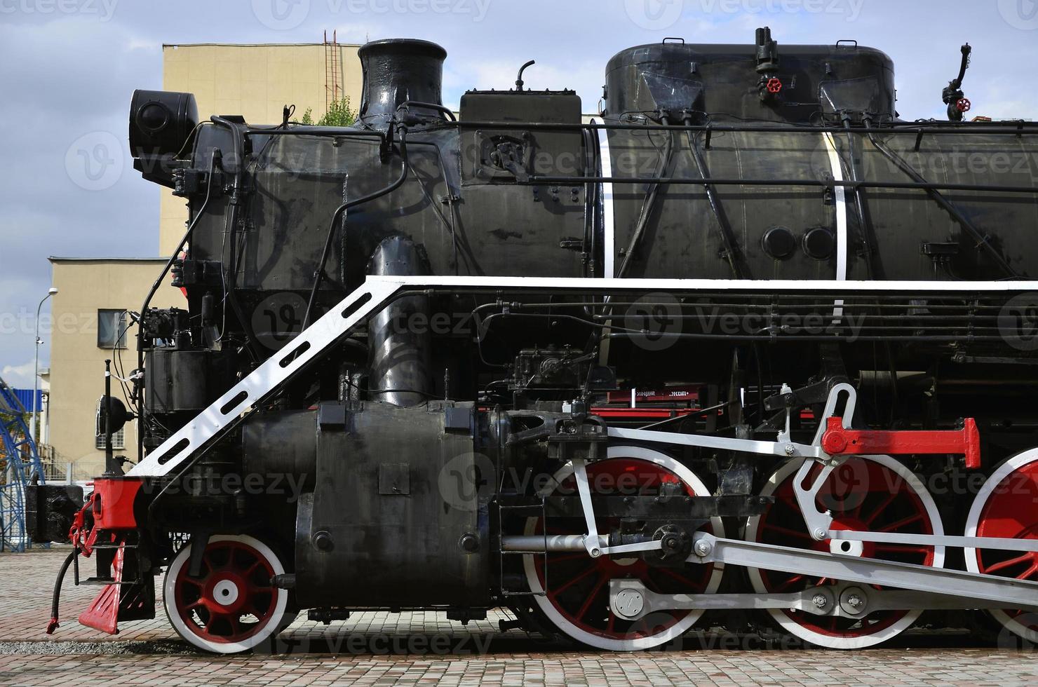 retro-tren negro antiguo en la pista. foto