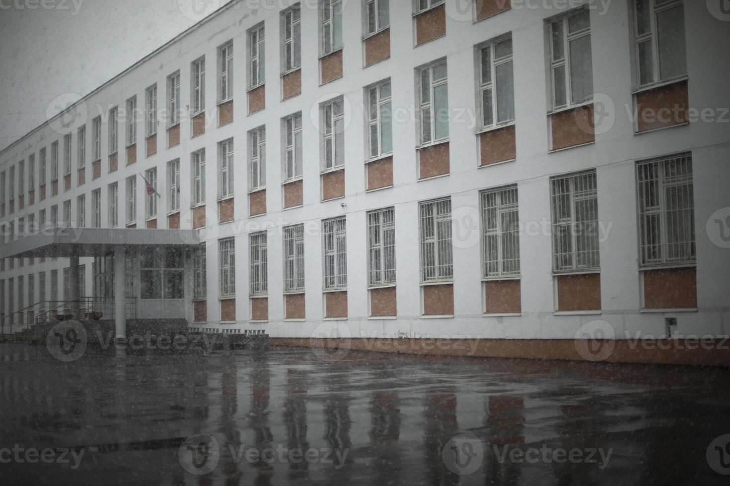 el edificio está en un día lluvioso. institución educativa en la ciudad. foto