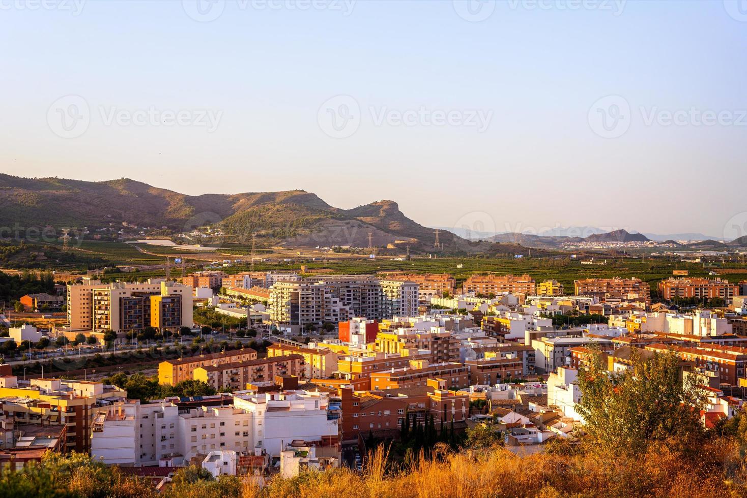 paisaje escénico de un pequeño pueblo con montañas en un fondo foto