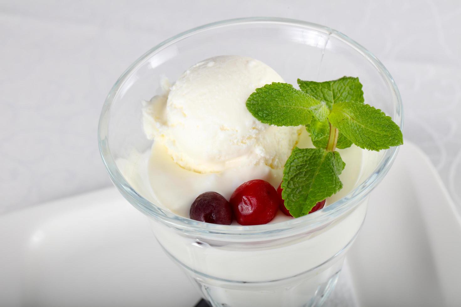 helado en un bol sobre fondo blanco foto